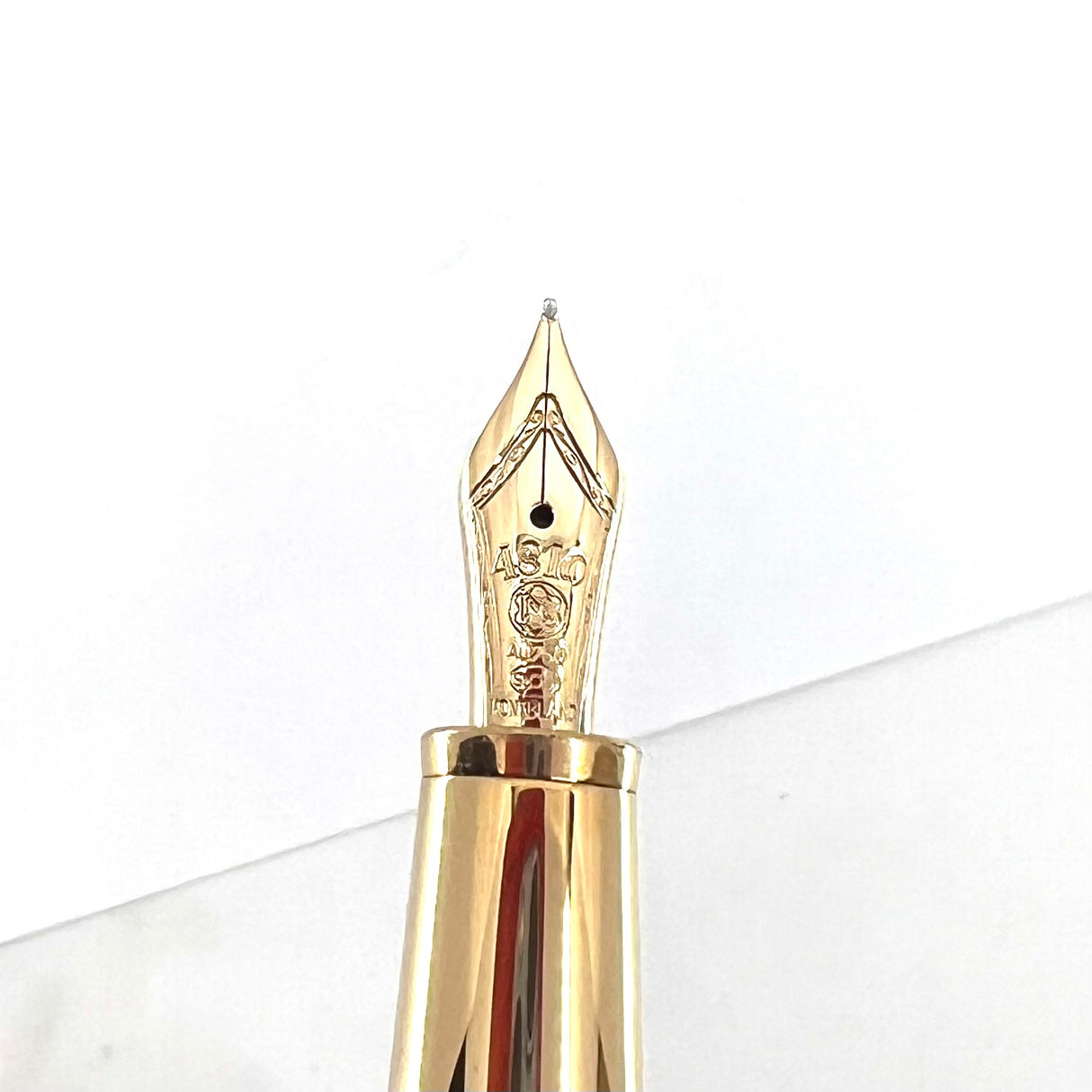 Montblanc Meisterstuck White Solitaire #145 Classique Fountain  Pen - Fine 18kt Gold Nib