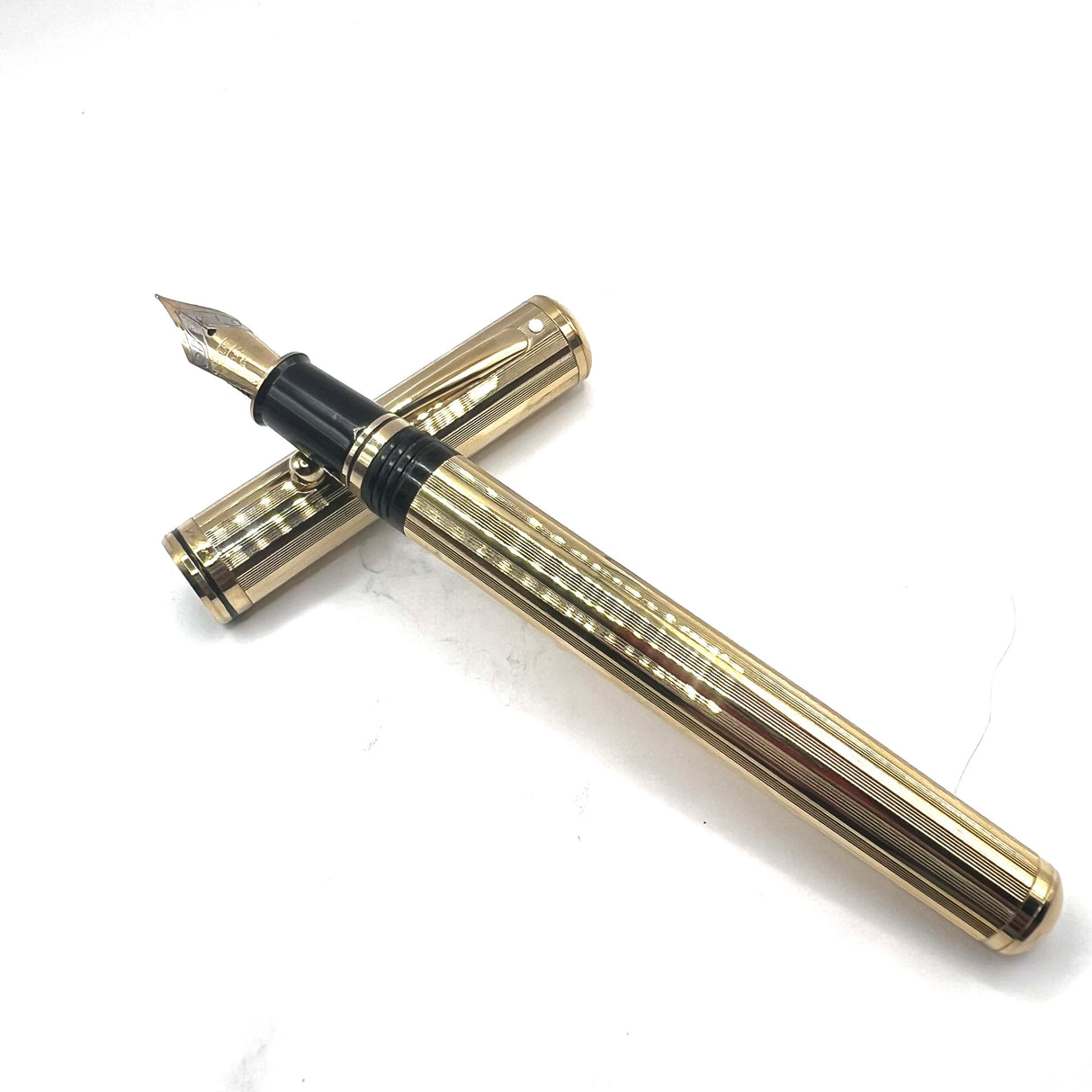 Sheaffer Grand Connaisseur Gold-Plated Vertical Line Pattern  Fountain Pen - Fine Two-Tone 18kt Gold Nib