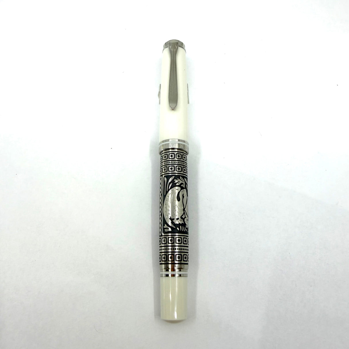Pelikan M910 White Toledo  Fountain Pen - Fine 18kt Gold Nib