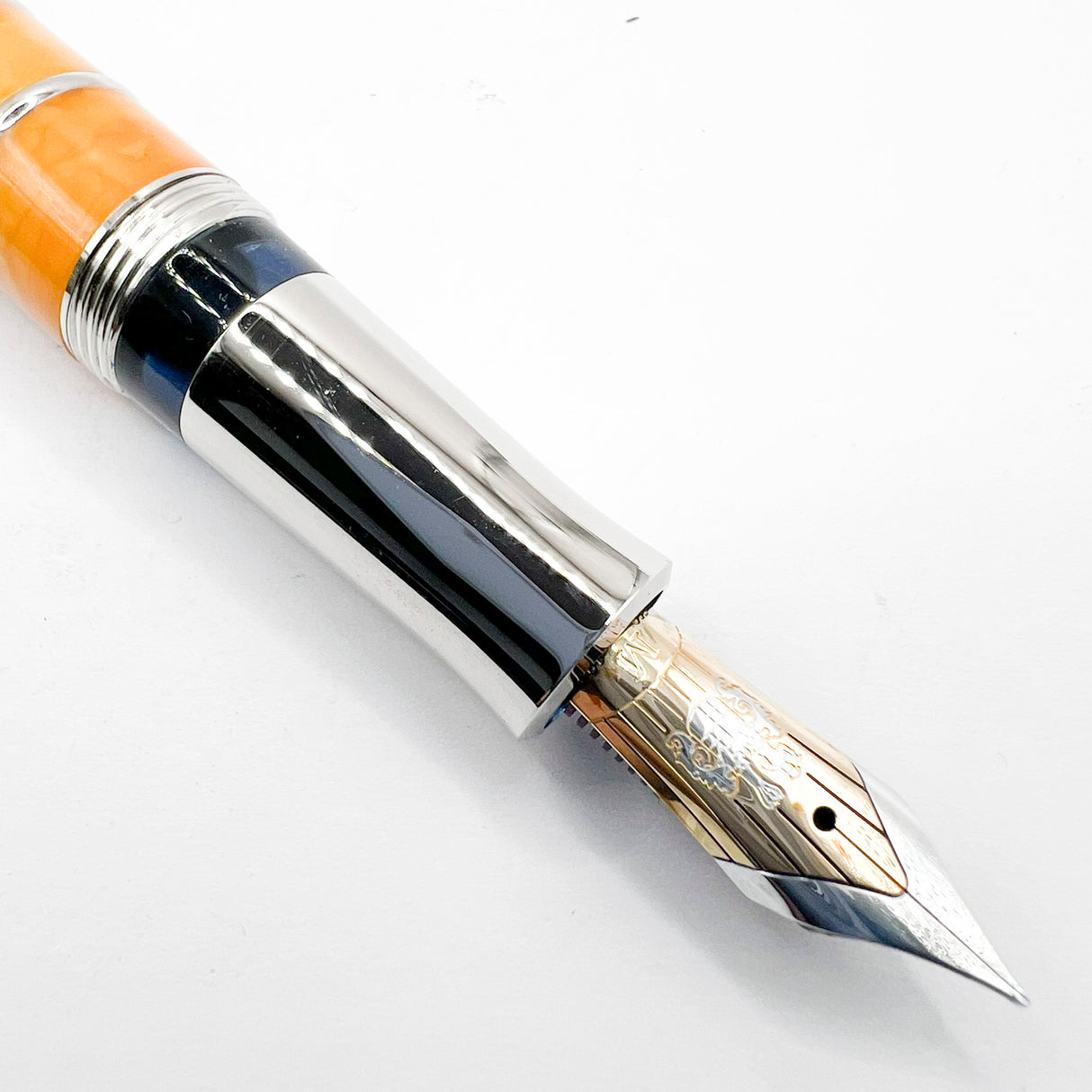 Graf von Faber-Castell "Amber" Pen of the Year 2004   -  Medium 18kt Gold Nib - Very Desirable!!