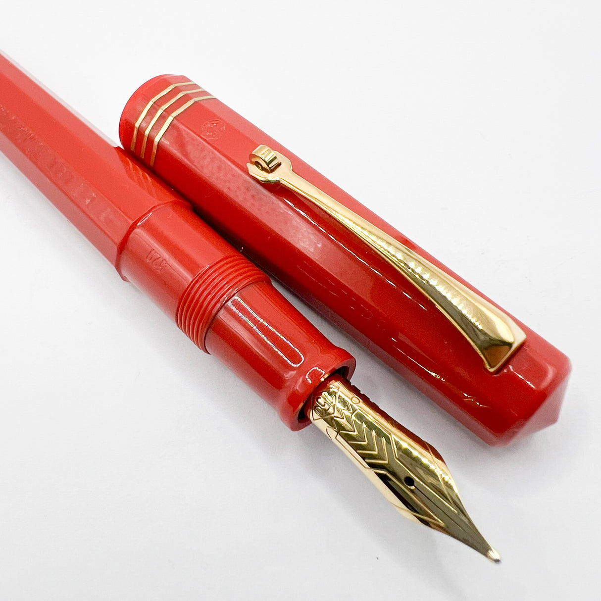 OMAS for  Armando Simoni Club/1990's -   Milord Paragon Coral Fountain Pen - Medium 18kt Gold Nib