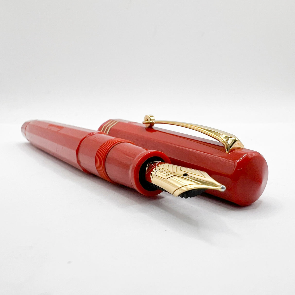 OMAS for  Armando Simoni Club/1990's -   Milord Paragon Coral Fountain Pen - Medium 18kt Gold Nib