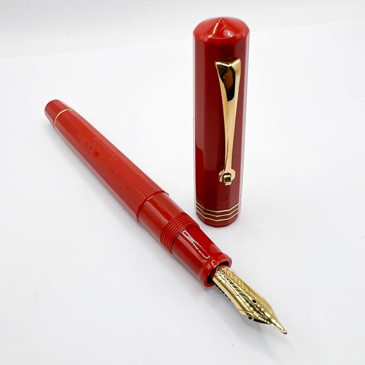 OMAS for  Armando Simoni Club/1990's -   Milord Paragon Coral Fountain Pen - Medium 18kt Gold Nib
