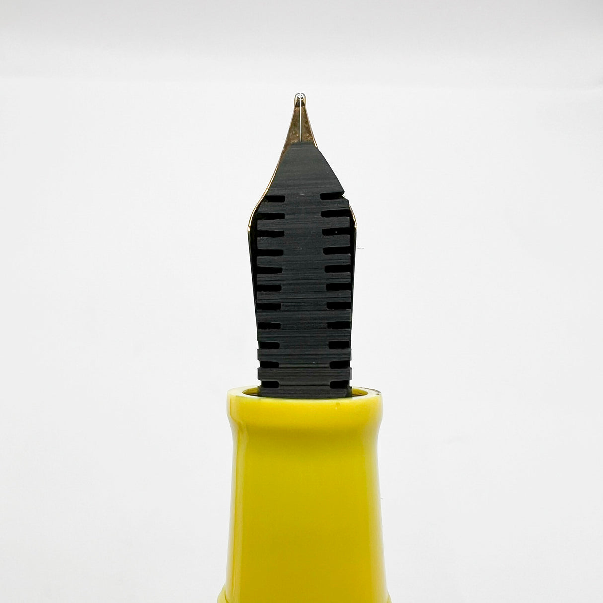OMAS for  Ferrari/1990's -  Ferrari Yellow Facetted Paragon Fountain Pen - Medium 18kt Gold Nib