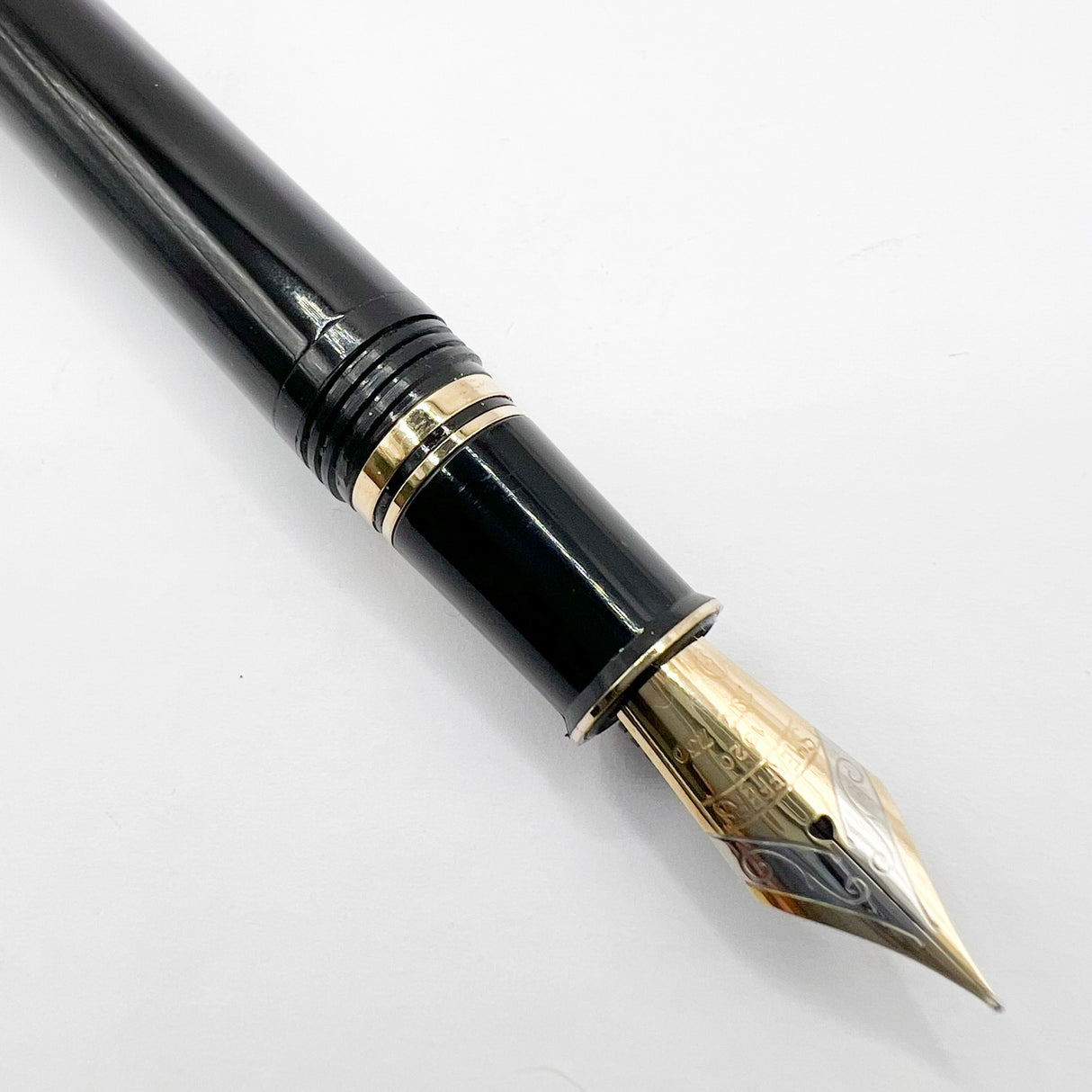 Sheaffer Connaisseur Black Fountain Pen - Fine 18kt Gold  Nib