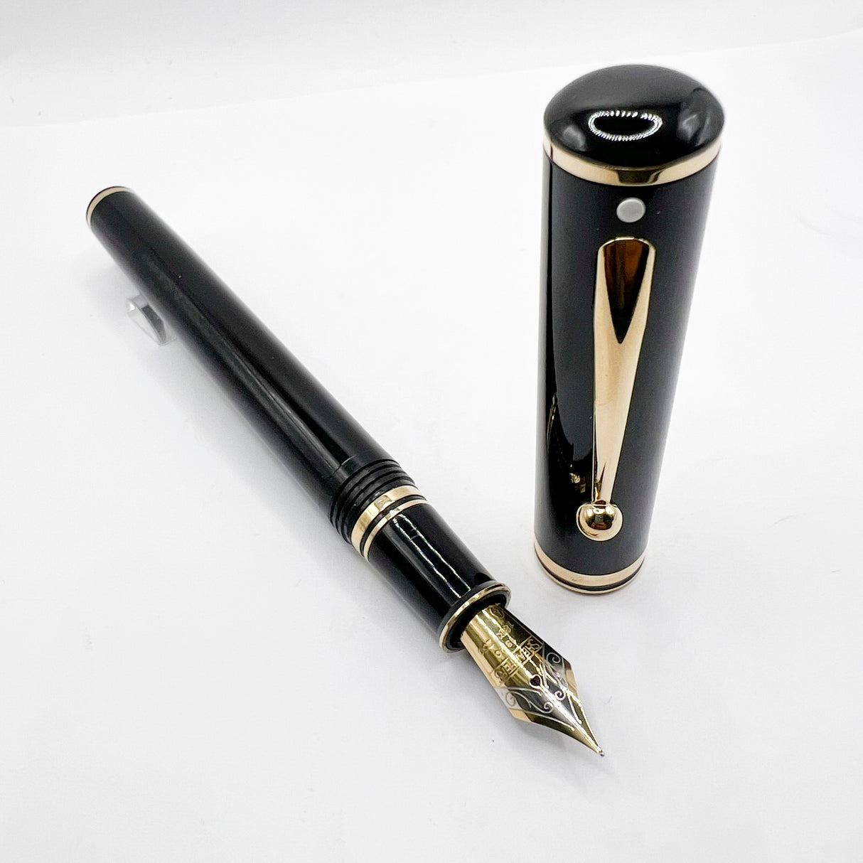 Sheaffer Connaisseur Black Fountain Pen - Fine 18kt Gold  Nib
