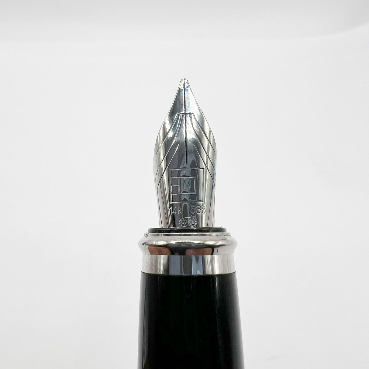 S.T. Dupont Fidelio Fountain Pen - Medium 14kt Gold Nib