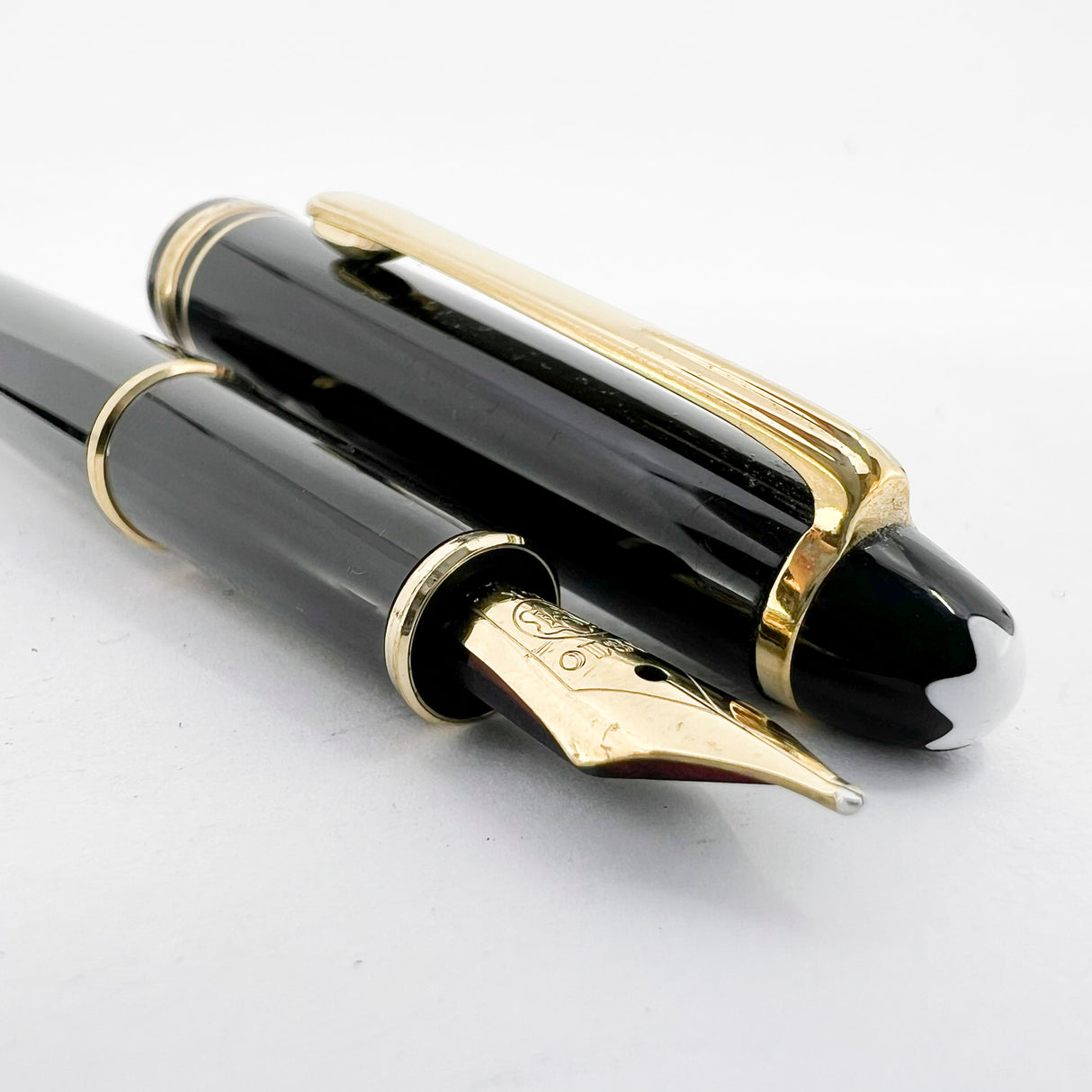Montblanc Classique #144 Black Resin Fountain Pen - Medium 14kt Gold Nib