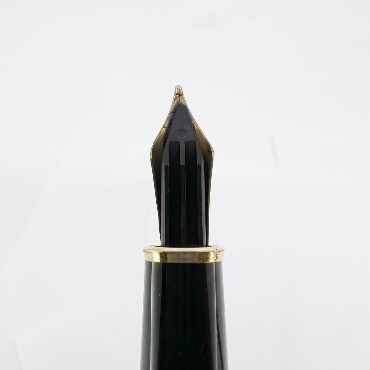 Montblanc Classique #144 Black Resin Fountain Pen - Medium 14kt Gold Nib