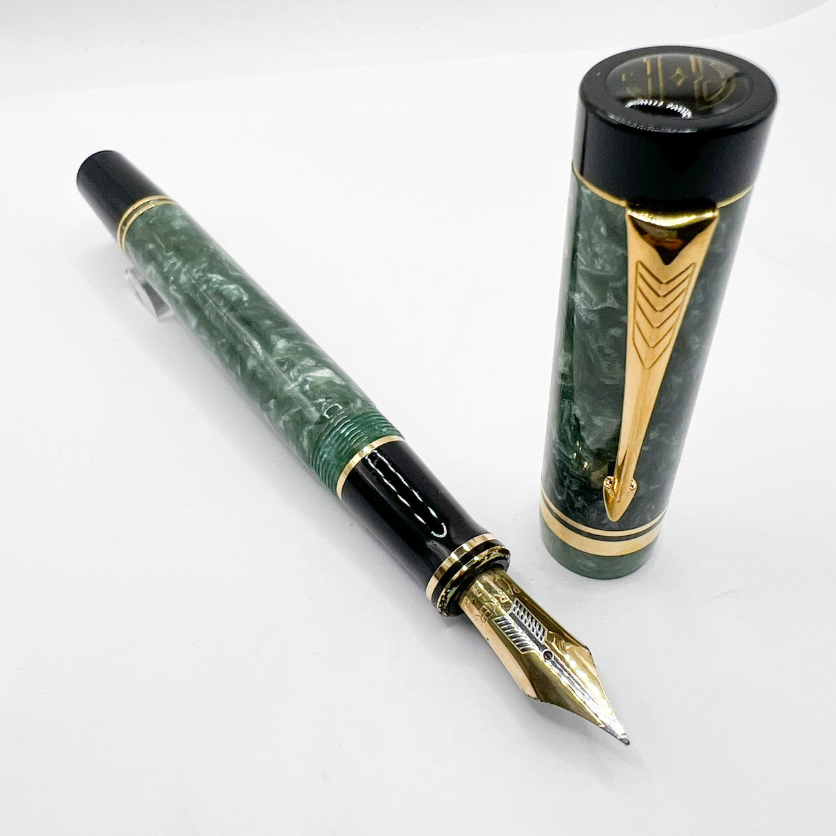 Parker Duofold Centennial Marbled Green  Fountain Pen (Circa 1990) - Medium 18kt Gold Nib