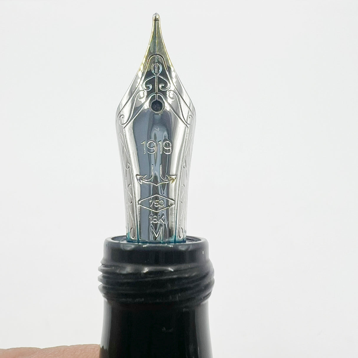 Ancora (Italy) Striated Lustrous Red  Perla Fountain Pen - Flexible Medium 18kt Gold Nib