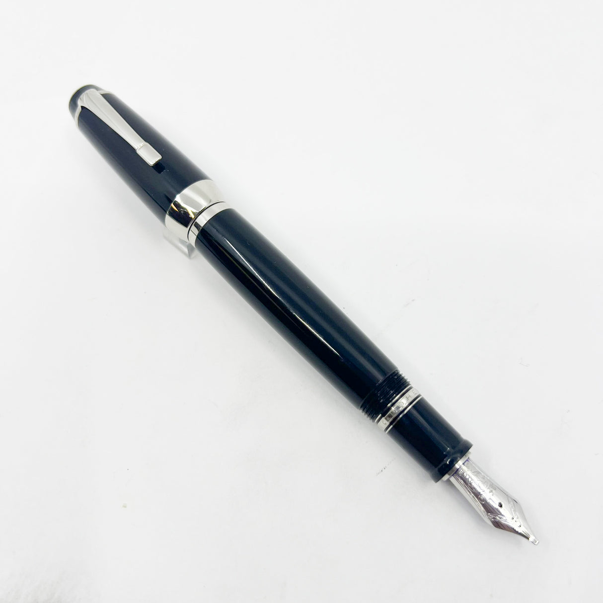 Montblanc Extra Large Boheme Retractable Fountain Pen  - Stoneless Model - RARE - Made for a Short Period Circa 2002 - Stub-like Broad 18kt Gold Nib
