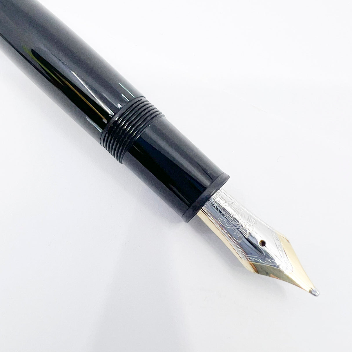 Montblanc Meisterstuck Black Resin #146 LeGrand Fountain Pen  - Broad 14kt  Gold Nib