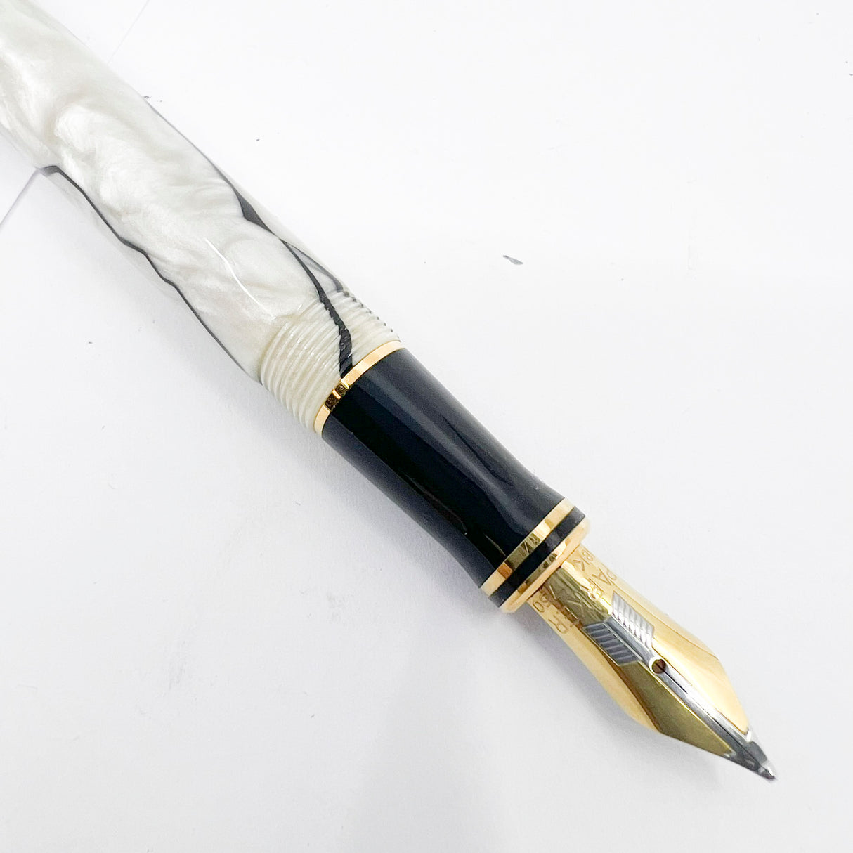 Parker Duofold International  Lustrous Pearl & Black Fountain Pen - Medium 18kt Gold Nib