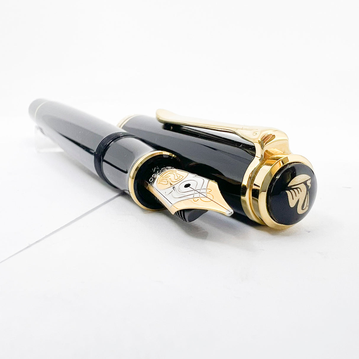 Pelikan M800 All Black Fountain Pen - Medium 18kt Gold Nib