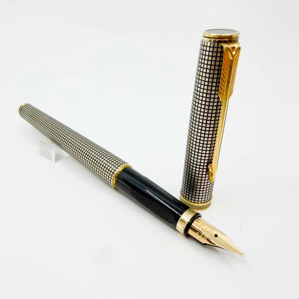 Parker Premier Sterling Silver Cisele Cross Hatch  Fountain  Pen - Circa 1980's - Medium 18kt Gold Nib