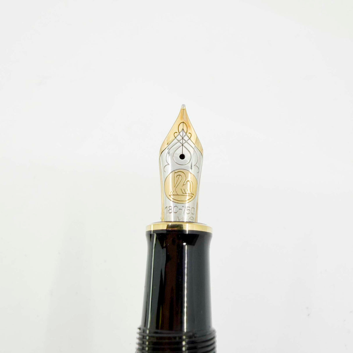Pelikan M815 Wall Street Limited Edition Fountain Pen - Medium 18kt Gold Nib