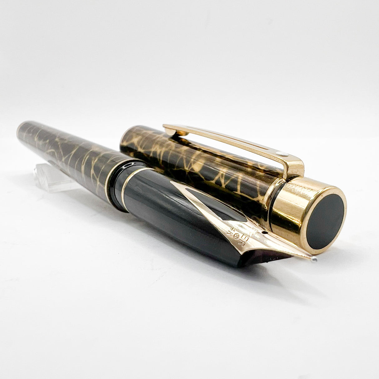 Sheaffer Full Size Targa  Lacque Filigree Pattern Fountain Pen - Medium 14kt Gold Nib