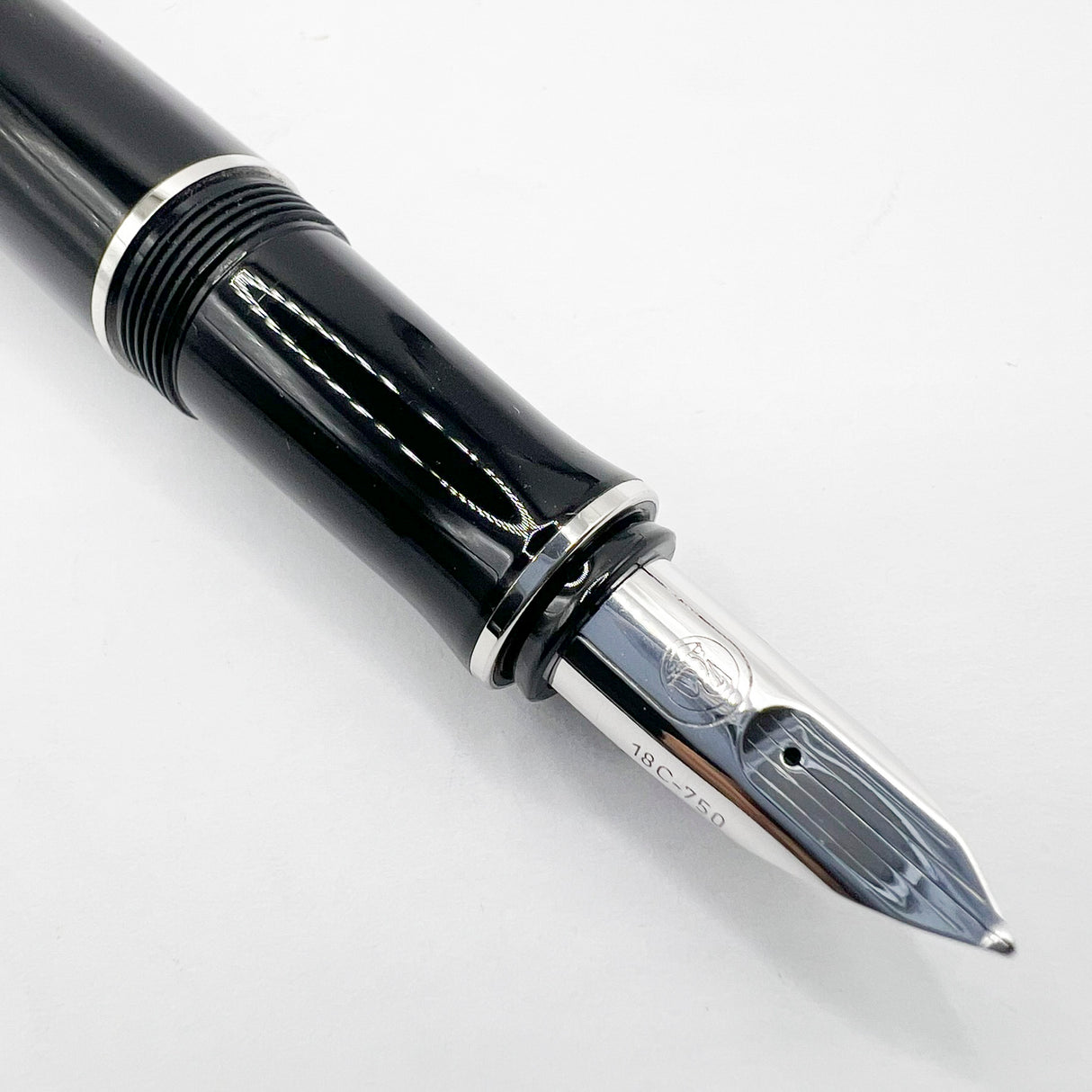Pelikan P3100 Ductus Fountain Pen -  Medium 18kt Gold Nib