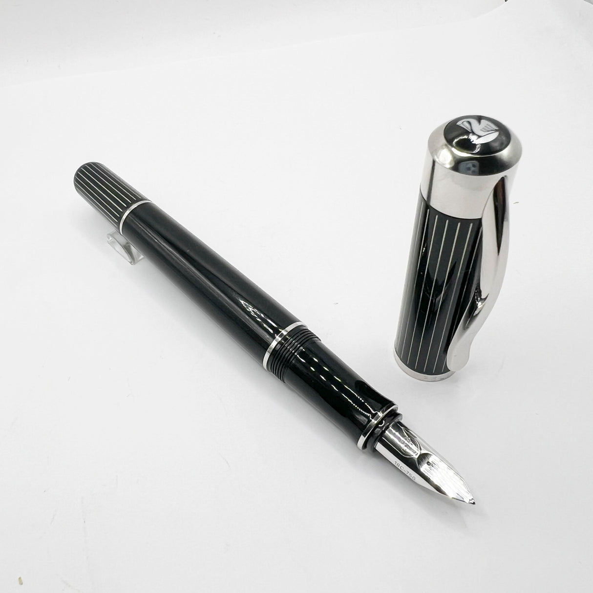 Pelikan P3100 Ductus Fountain Pen -  Medium 18kt Gold Nib