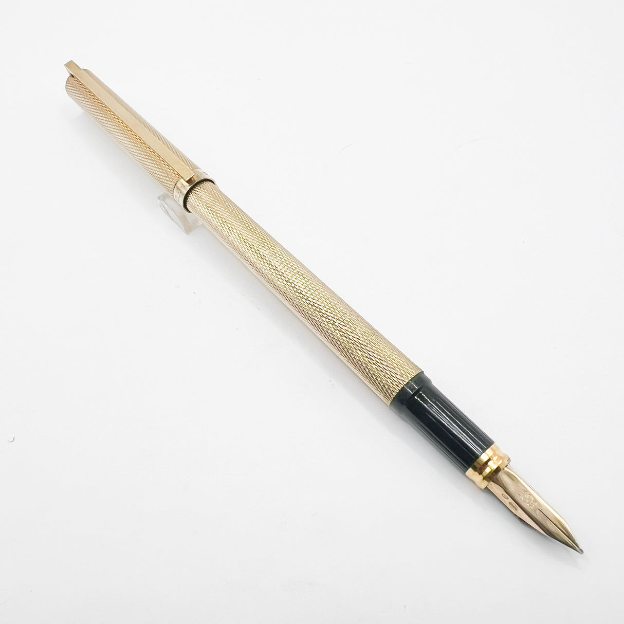 S.T. Dupont Full Covered Gold-Plated Barleycorn Classic  Fountain Pen- Medium 18kt Gold Nib
