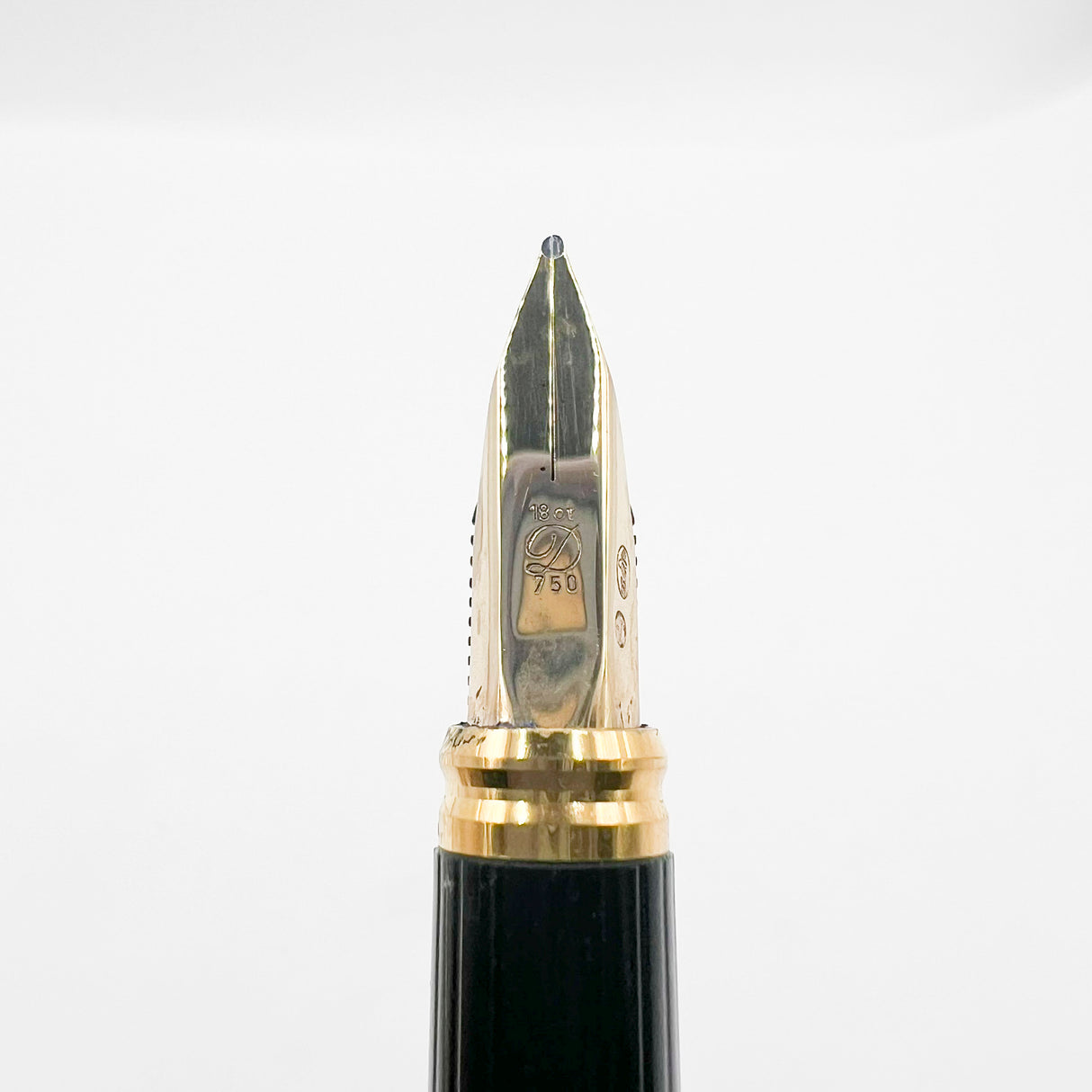 S.T. Dupont Full Covered Gold-Plated Barleycorn Classic  Fountain Pen- Medium 18kt Gold Nib
