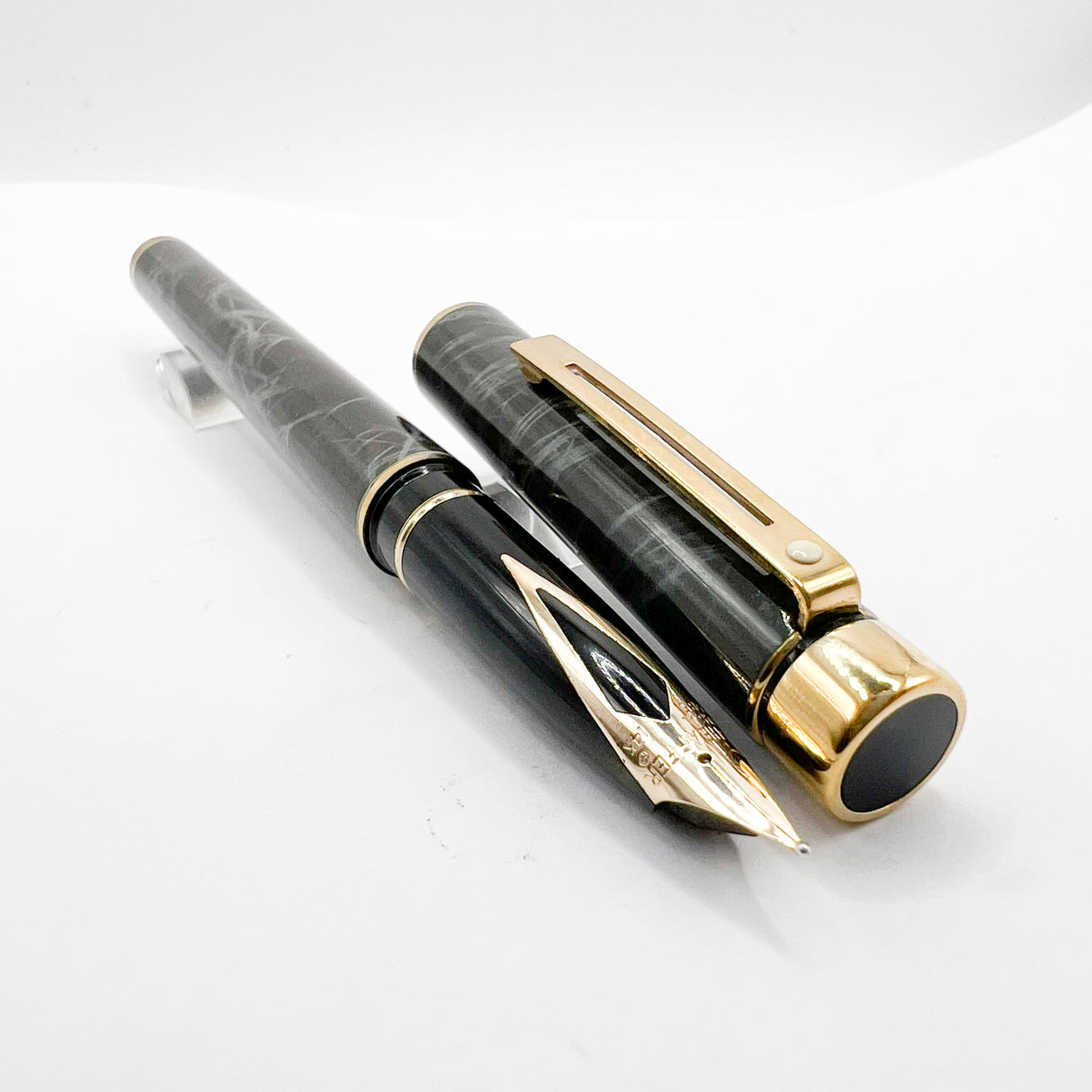 Sheaffer Full Size Targa Gray Ronce Fountain Pen - Fine  14kt Kt Gold Nib