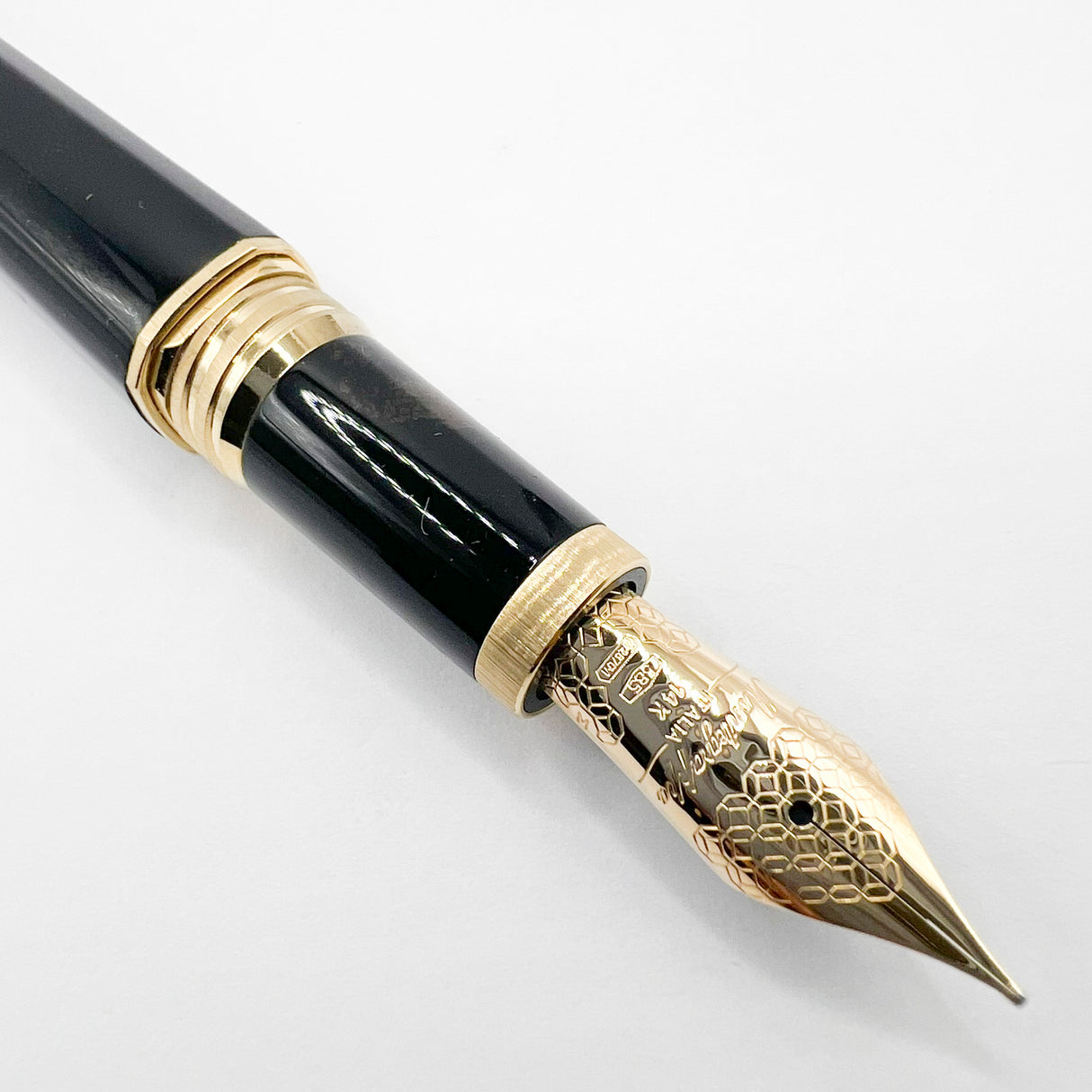 Montegrappa Zero Elegant Black 4-Sided Fountain Pen with Rounded  Corners- Medium 14kt Gold Nib