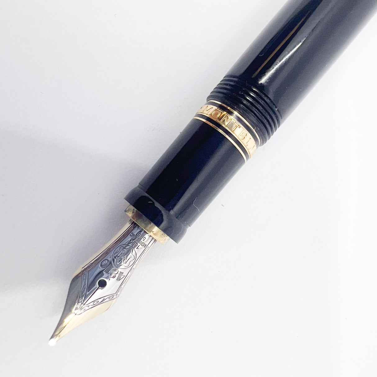 Montblanc Boheme Rouge - Black Resin Fountain Pen - Retractable  Medium 14kt Gold Nib