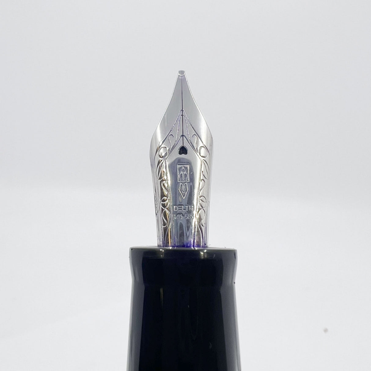 Delta  DolceVita Mid-Size, Piston Fill .925 Sterling Silver Trim Fountain Pen -  Broad 14kt Gold Nib