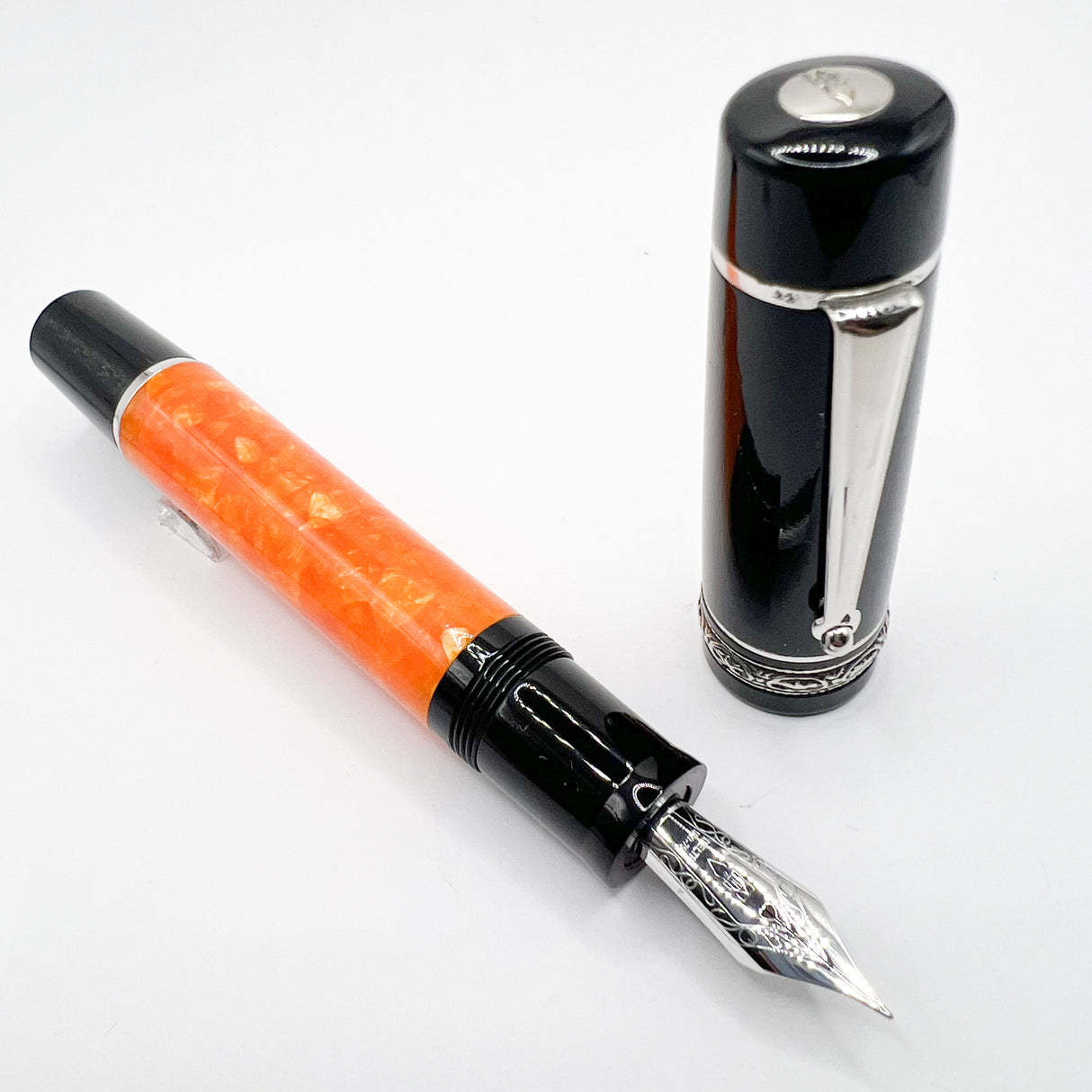 Delta - The Medium Original  DolceVita Sterling Silver Trim Fountain Pen - Medium 18kt Gold Nib