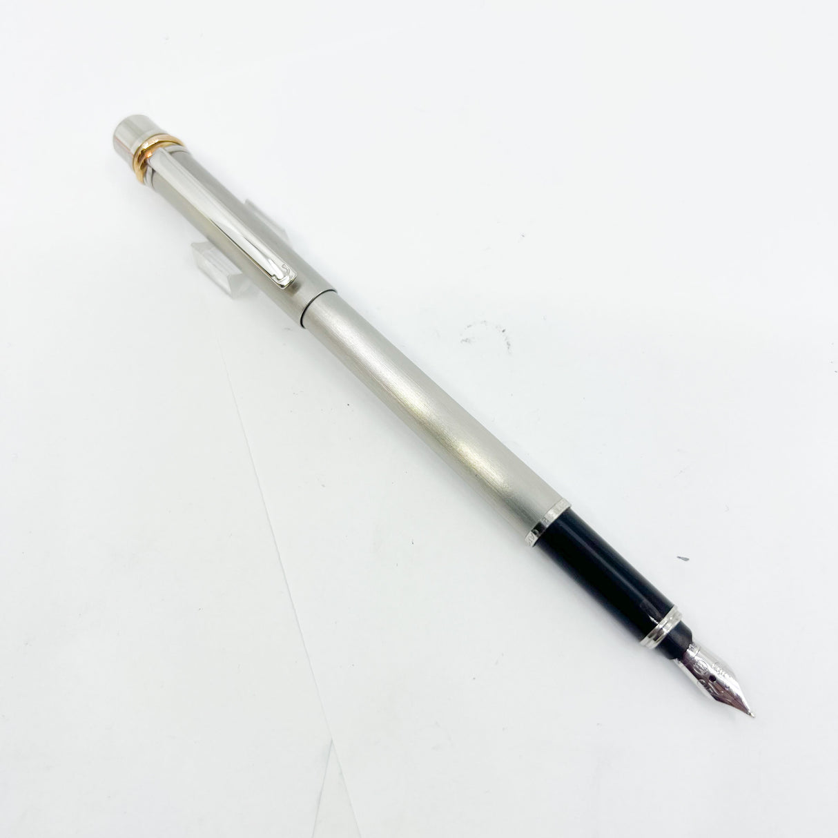 Cartier  Brushed Steel Must de Cartier Fountain Pen/Trinity Bands - Medium 18kt Gold Nib