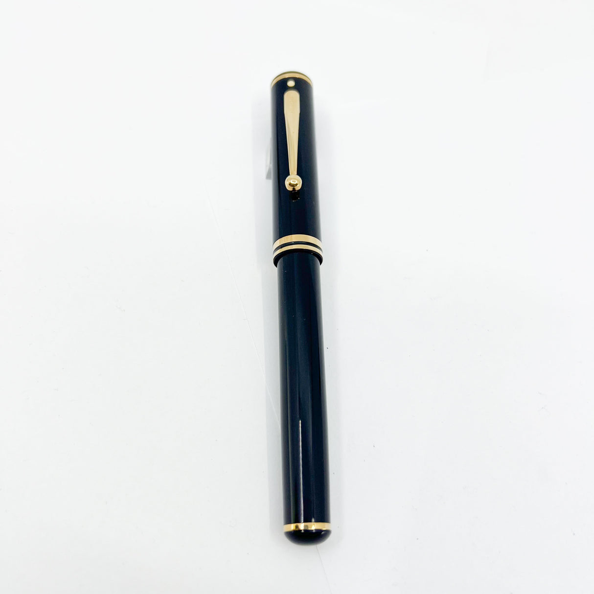 Sheaffer Connaisseur Black Fountain Pen - Fine  18kt Gold Nib