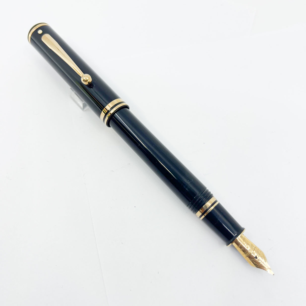 Sheaffer Connaisseur Black Fountain Pen - Fine  18kt Gold Nib