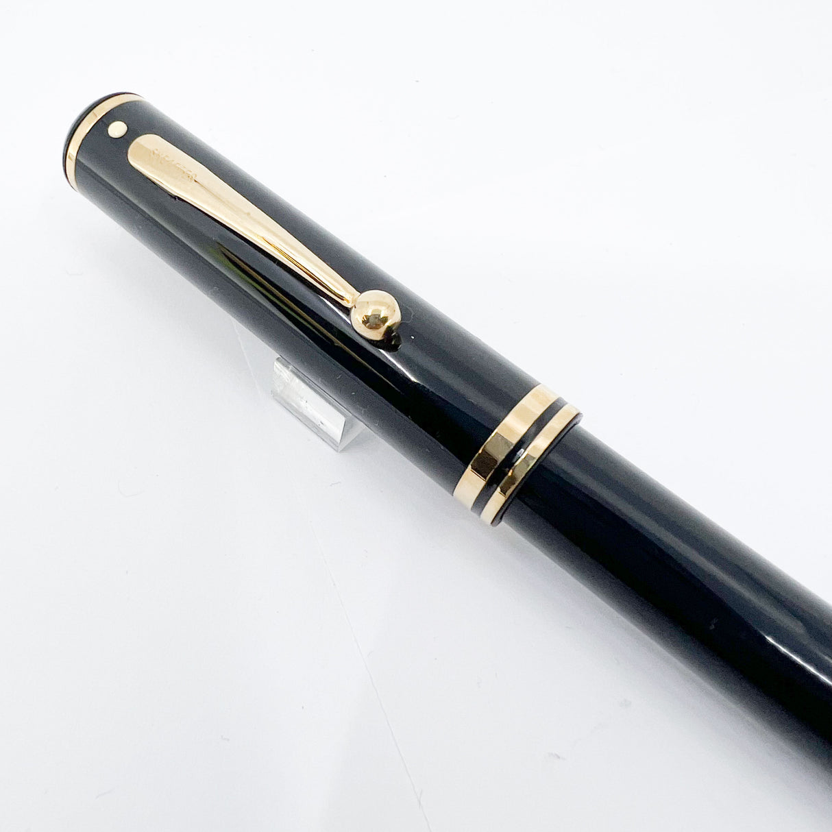 Sheaffer Connaisseur Black Fountain Pen - Fine  18kt Gold Nib