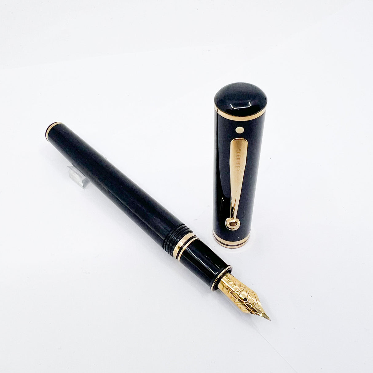 Sheaffer Connaisseur Black Fountain Pen - Fine  18kt Gold Nib
