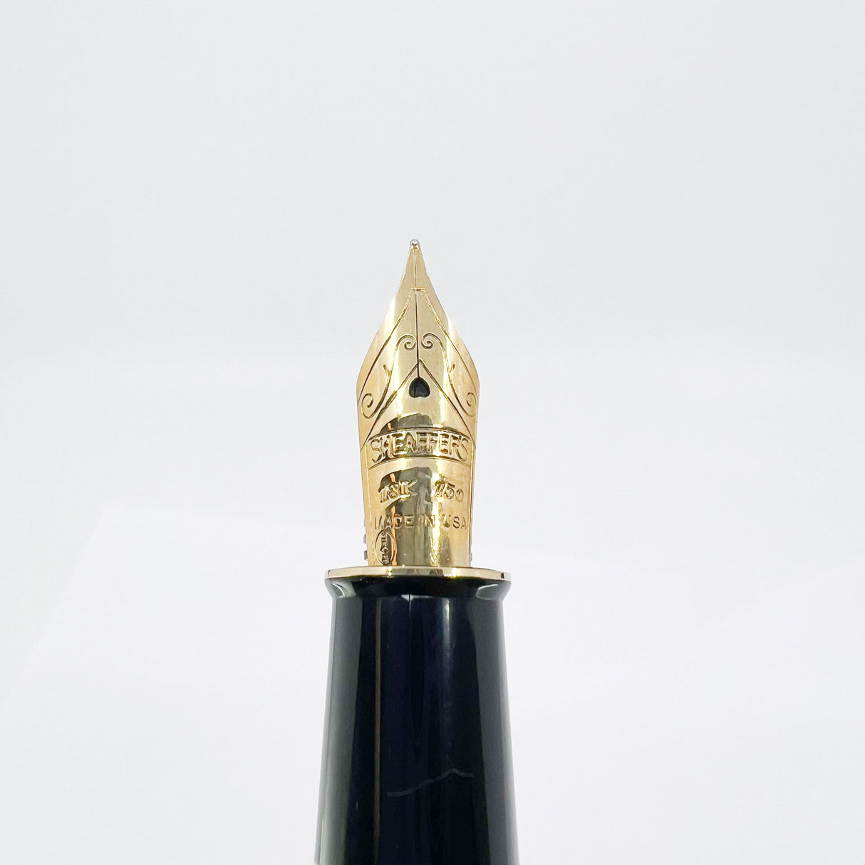 Sheaffer Connaisseur Black Fountain Pen - Fine  18kt Gold Nib