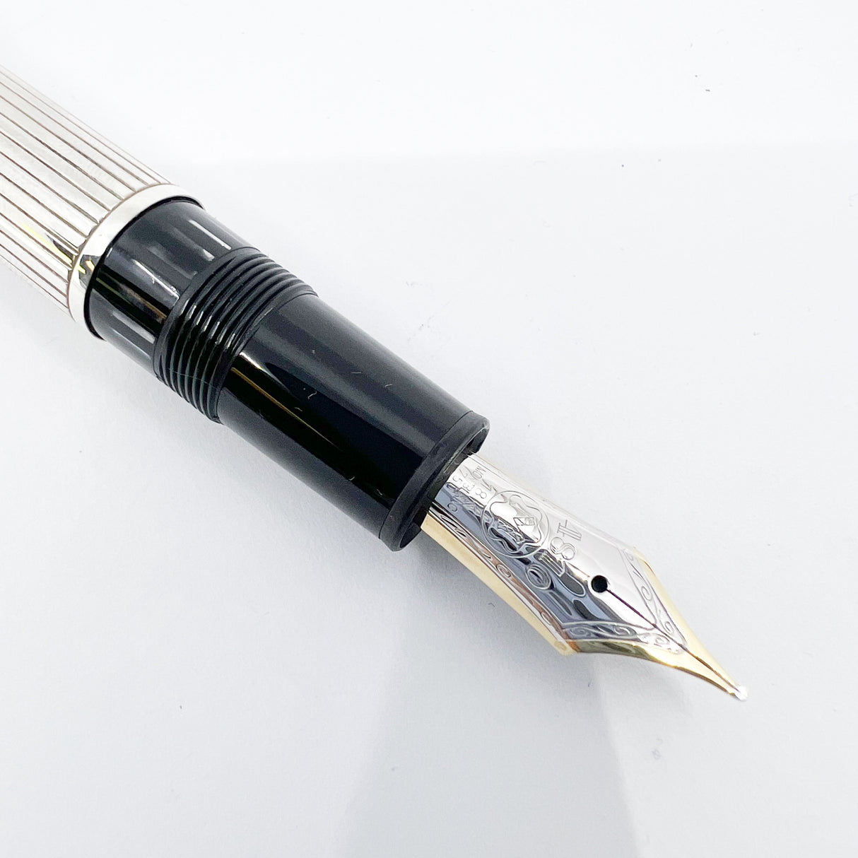 Montblanc LeGrand Solitaire #146 Sterling Silver Pinstriped Fountain Pen - Fine 18kt Gold Nib