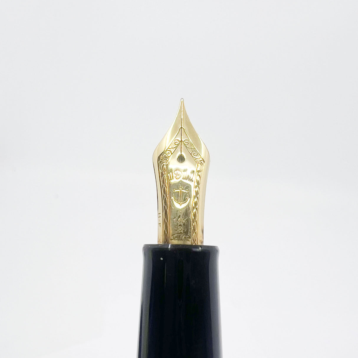 Sailor 1911 Standard Size Glossy Black Fountain Pen - Fine 14kt Gold Nib