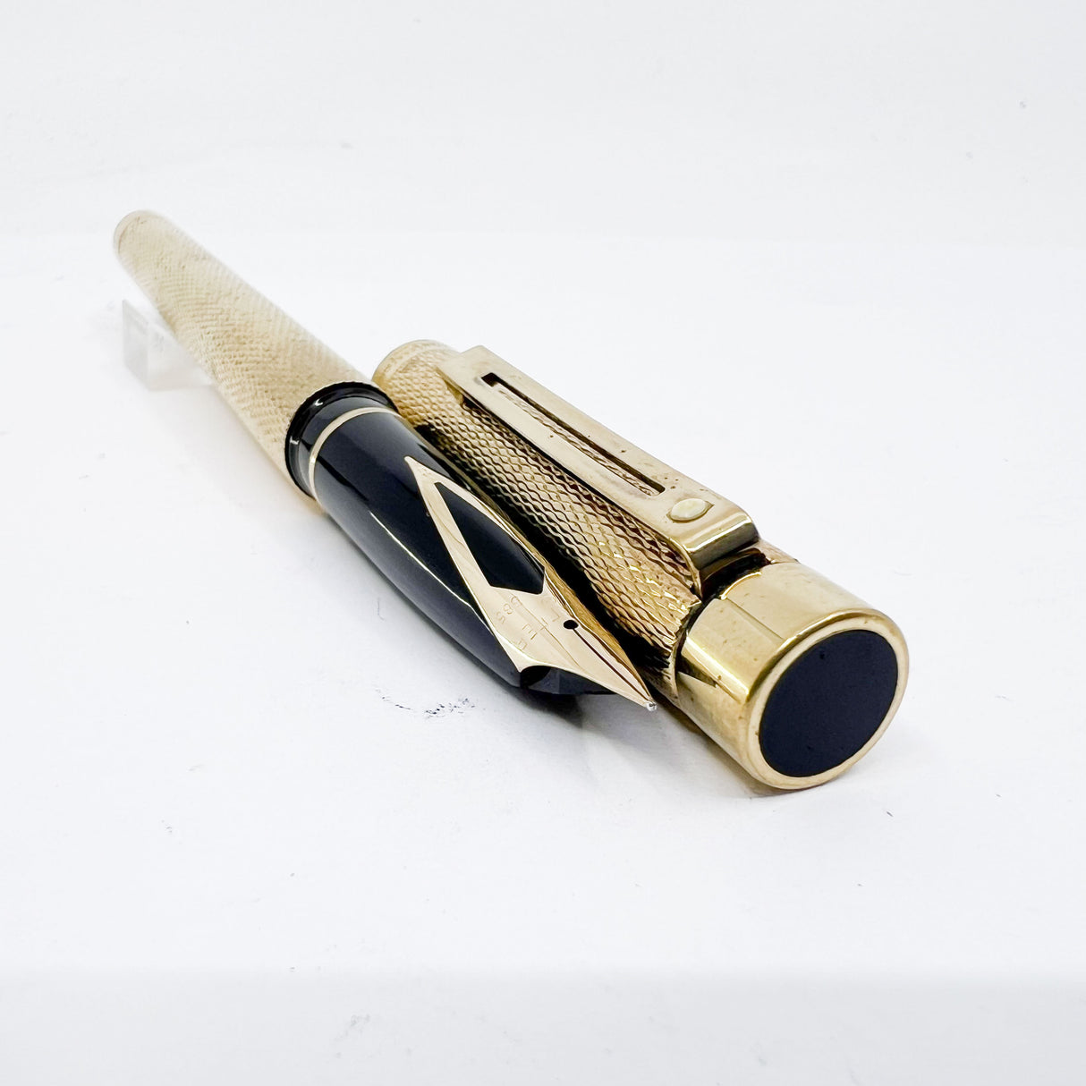 Sheaffer Full-Size Targa Gold-Plated Barleycorn Fountain Pen - Medium 14kt Gold Nib