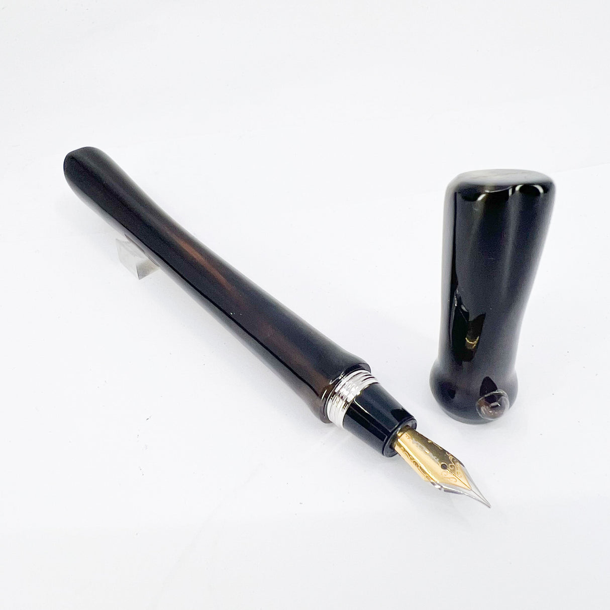 Taccia Savanna Buffalo Horn Fountain Pen - Fine Gold-Plated Nib