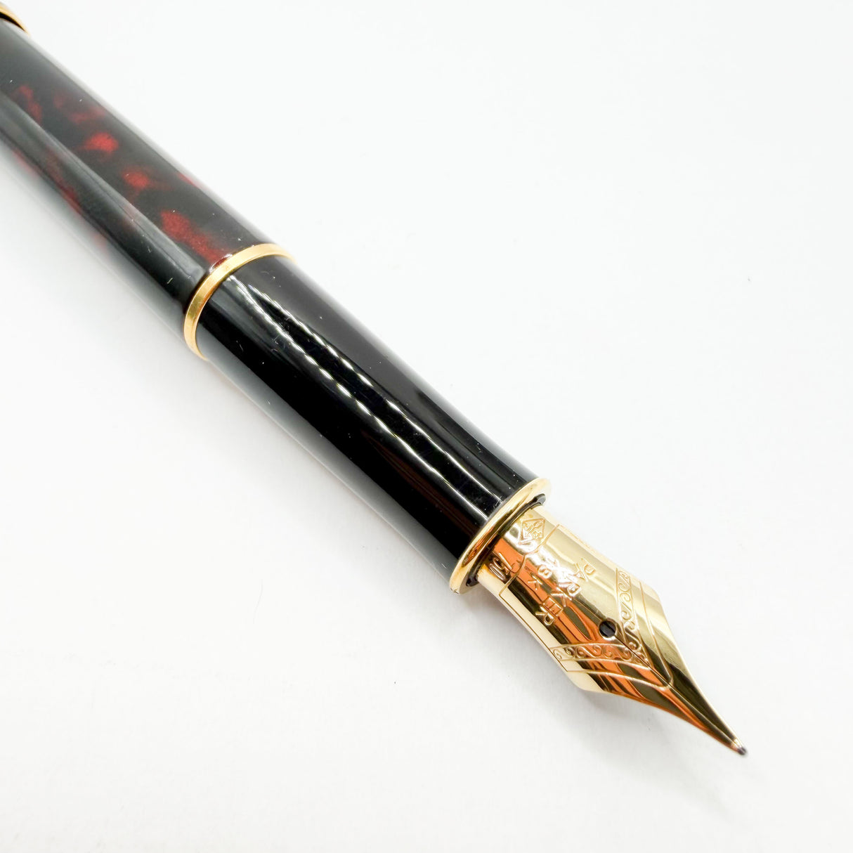 Parker Sonnet Firedance Lacque Red/Black Marble Fountain Pen - Fine 18kt Gold Nib