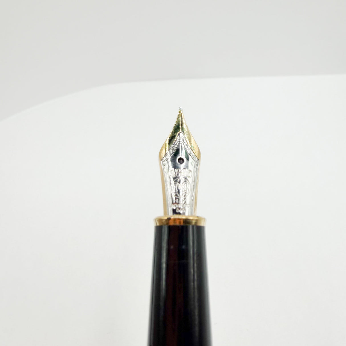 Montblanc Classique #144 Black Resin Fountain Pen  - Fine  14kt Gold Nib