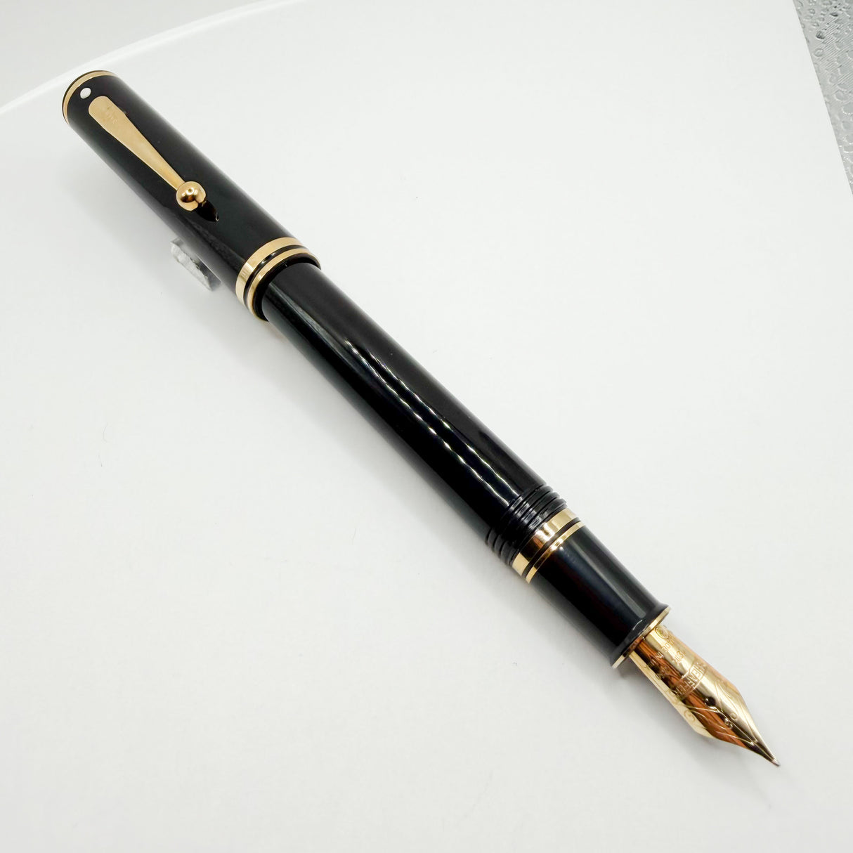 Sheaffer Connaisseur Black Fountain Pen - Medium 18kt Gold Nib
