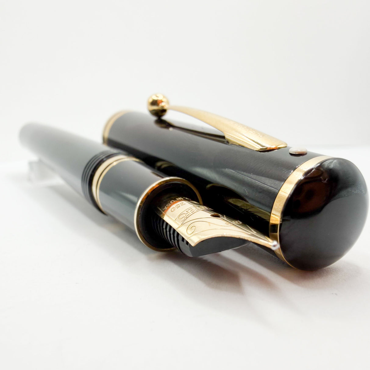 Sheaffer Connaisseur Black Fountain Pen - Medium 18kt Gold Nib