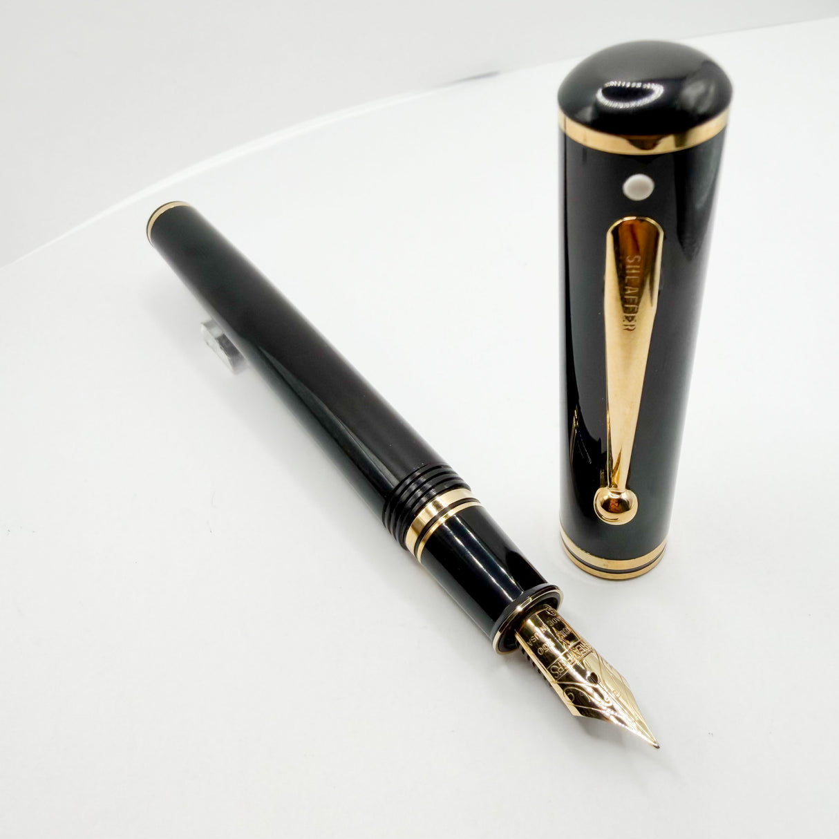 Sheaffer Connaisseur Black Fountain Pen - Medium 18kt Gold Nib