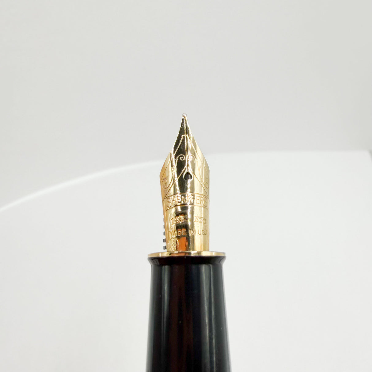 Sheaffer Connaisseur Black Fountain Pen - Medium 18kt Gold Nib