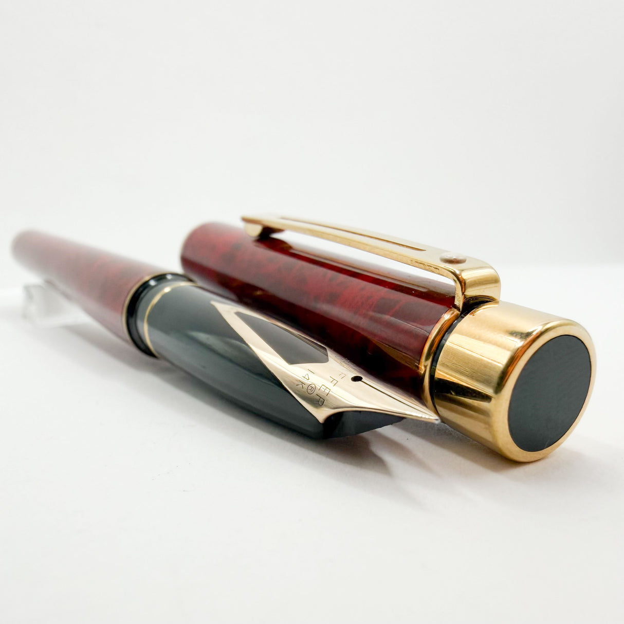 Sheaffer Full Size Targa Red Ronce Lacque Fountain Pen - Extra Fine 14kt Gold Nib