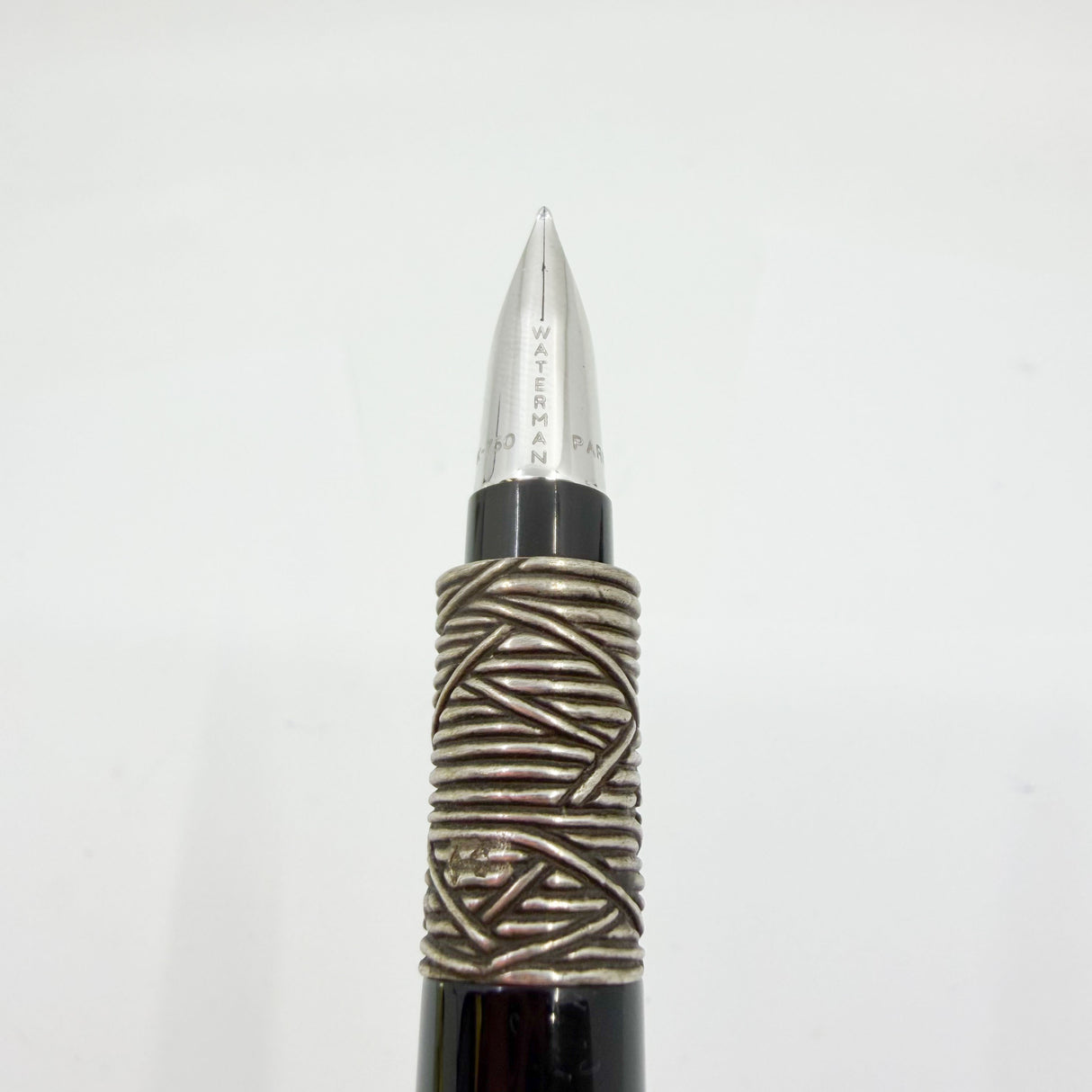 Waterman Black Serenite Fountain Pen - Medium 18kt Gold Nib