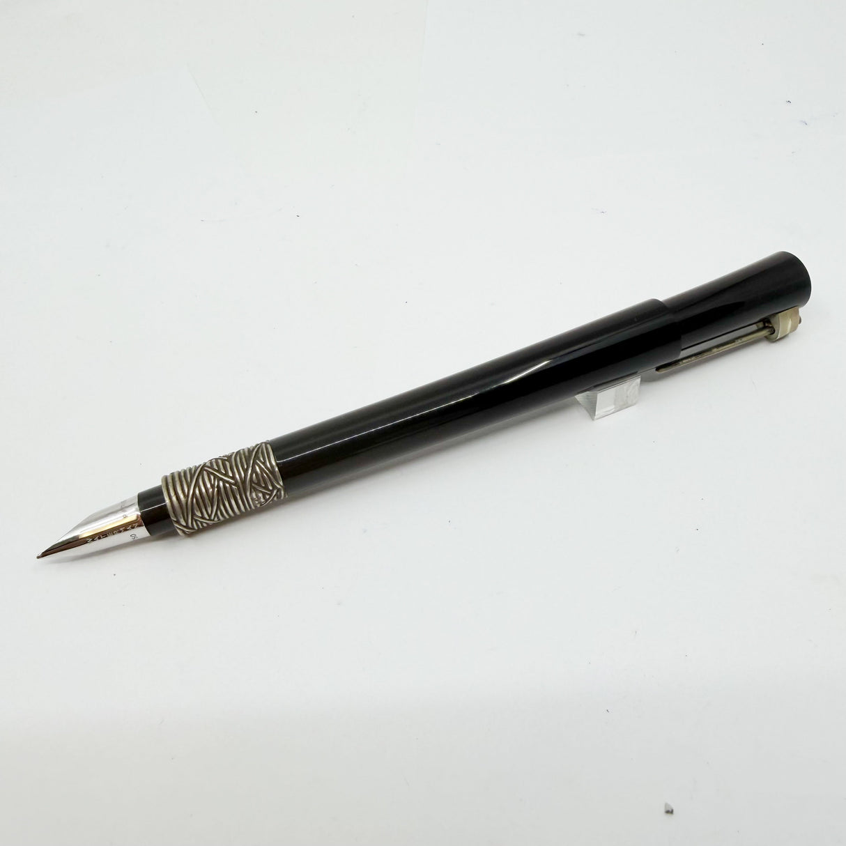 Waterman Black Serenite Fountain Pen - Medium 18kt Gold Nib
